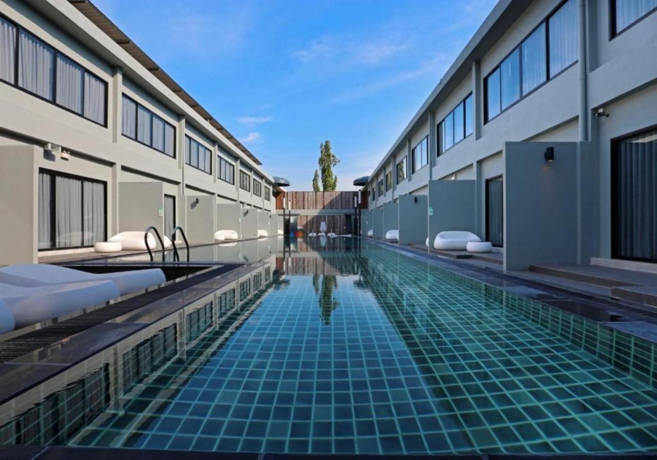 S Ratchada Leisure Hotel - Sha Plus Μπανγκόκ Εξωτερικό φωτογραφία The swimming pool at the hotel