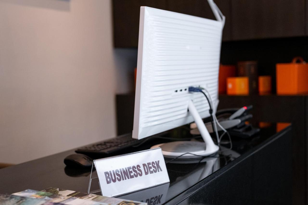 S Ratchada Leisure Hotel - Sha Plus Μπανγκόκ Εξωτερικό φωτογραφία A business desk at a hotel